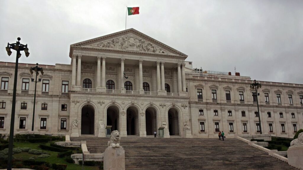 Extended parental leave in Portugal faces delays until at least 2025