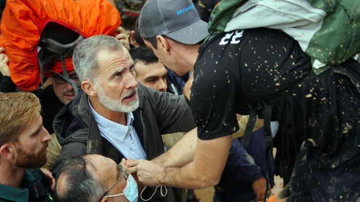 Spaniards pelt mud at king over bungled flood response