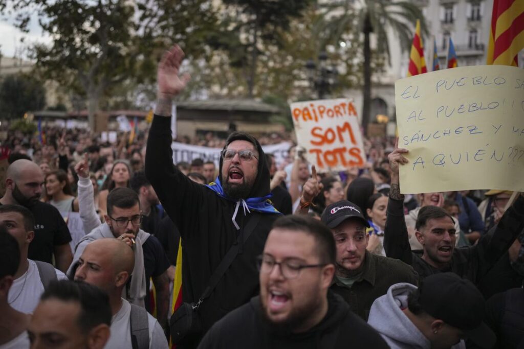 Thousands of Spaniards demand the resignation of Valencia leader for bungling flood response