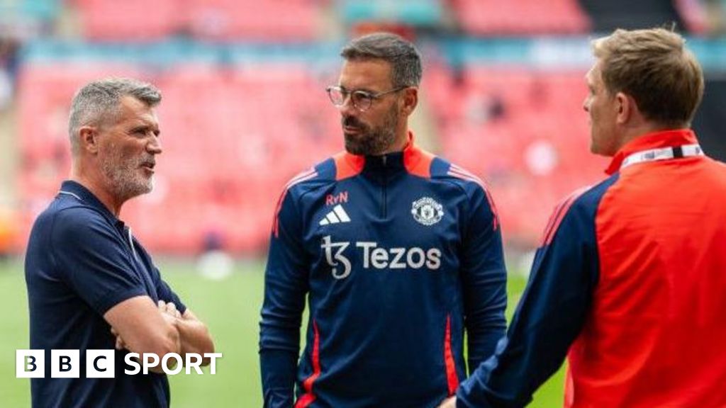 Manchester United interim boss Ruud van Nistelrooy was a team-mate of Roy Keane (left) from 2001 to 2005