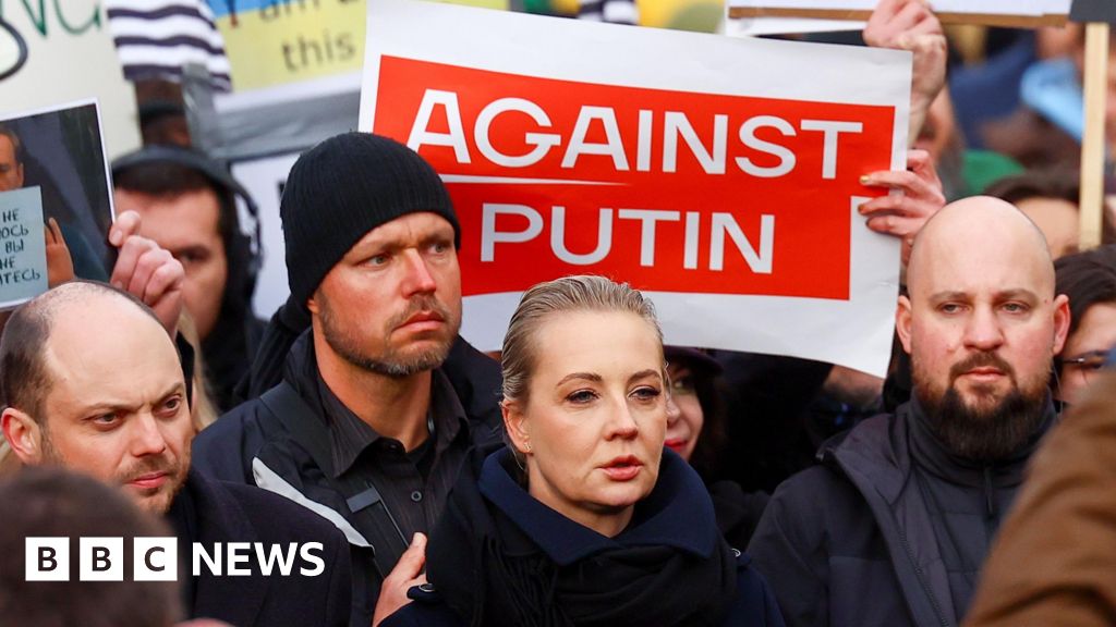 Keep protesting, says Navalny's widow at Berlin march