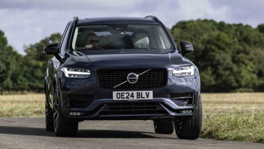 Kia EV9 and Volvo XC90 - front tracking