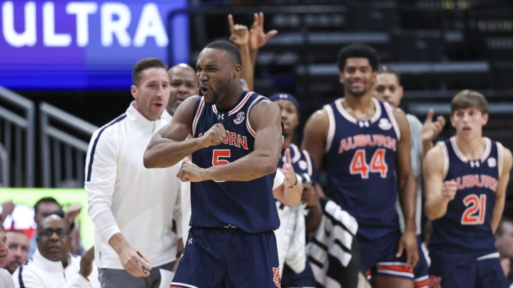 Auburn men's basketball topples No. 4 Houston in tight finish