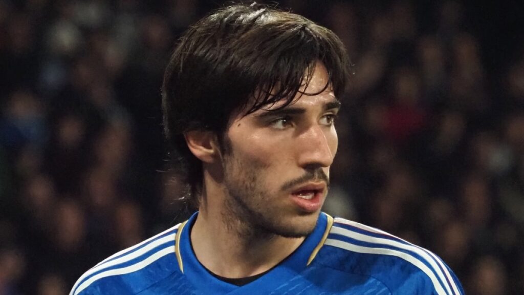 Sandro Tonali playing football for Italy