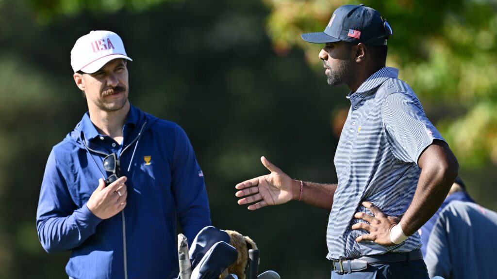 Sahith Theegala's caddie has priceless reaction after receiving dream gift