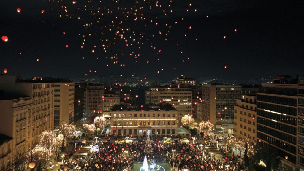 Video. Athenians and tourists gather in Athens to release Christmas wishes on paper lanterns