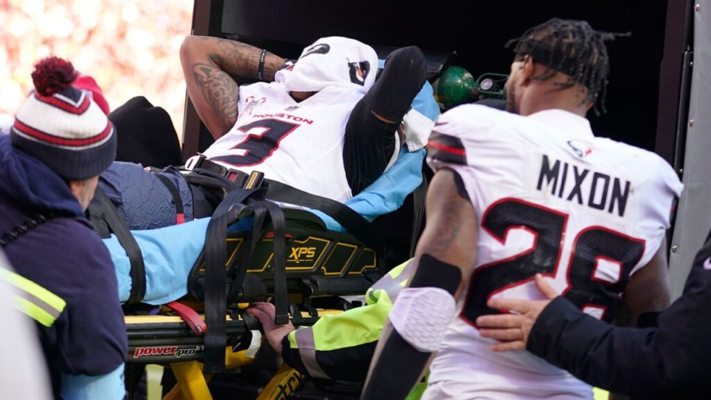 Texans' Tank Dell hospitalized with 'significant' knee injury