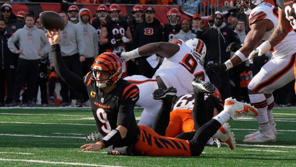 Joe Burrow throws touchdown pass from his knees to Tee Higgins