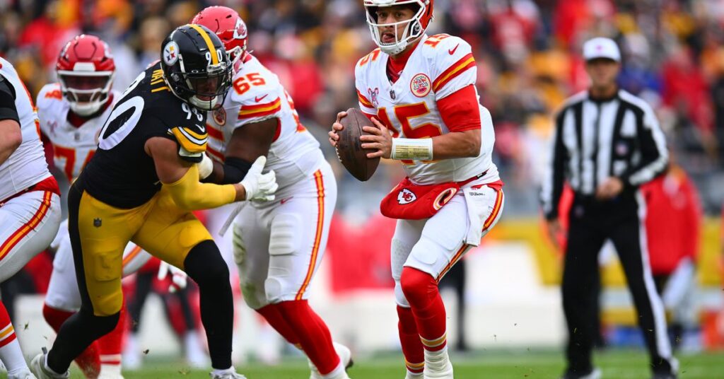 A photo showing an NFL game between Kansas City Chiefs and Pittsburgh Steelers