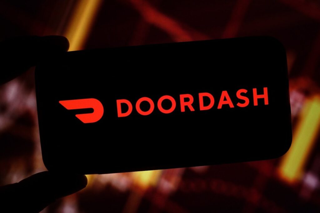 [Video] Texas DoorDash driver dodges cowboy's bullet after horseback road rage standoff