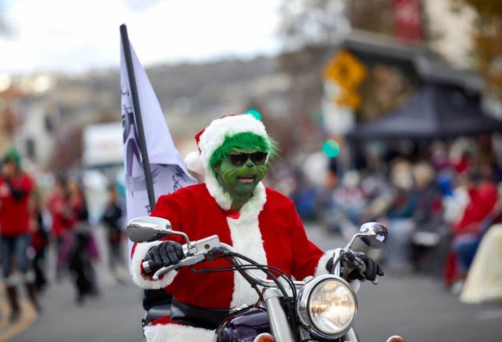 Police drive to a drug bust, use the Grinch to smash the door in for the raid