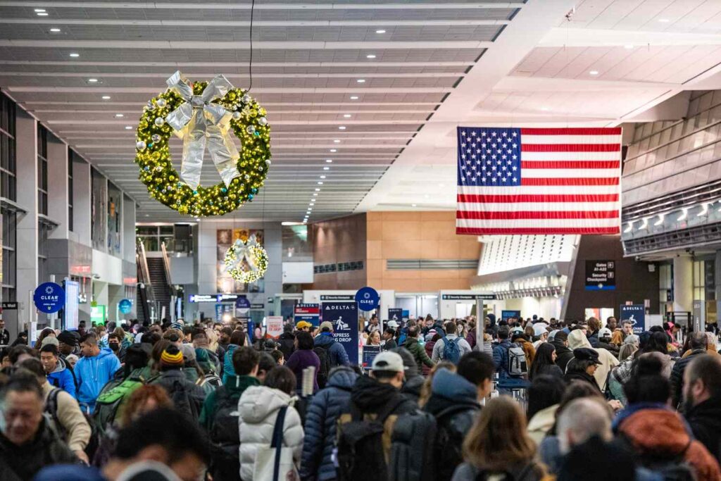 Major Amtrak Delays in the Northeast, Airlines Recover From Weekend Flight Cancellations As Holiday Travel Ramps Up